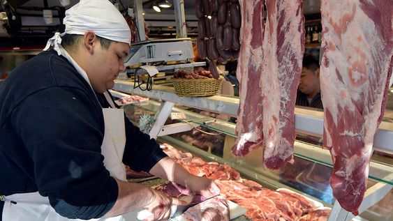 Este fin de semana largo, las carnicerías tuvieron un muy buen nivel de ventas, impulsado por el Día de la Madre y el feriado, pero también por las compras preventivas. Foto: Orlando Pelichotti / Los Andes
