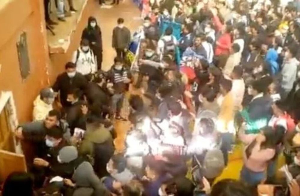 Estampida en Bolivia. Al menos tres estudiantes murieron. (Captura)