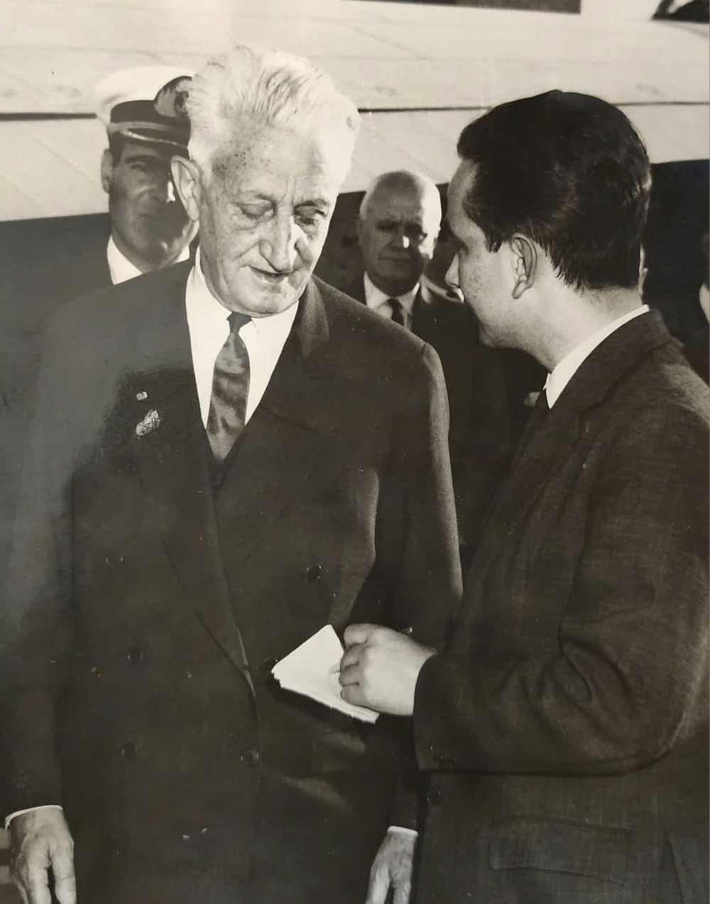 1965. Jorge Oviedo, de 27 años, en el aeropuerto de Mendoza entrevistando al expresidente Arturo Umberto Illia. 