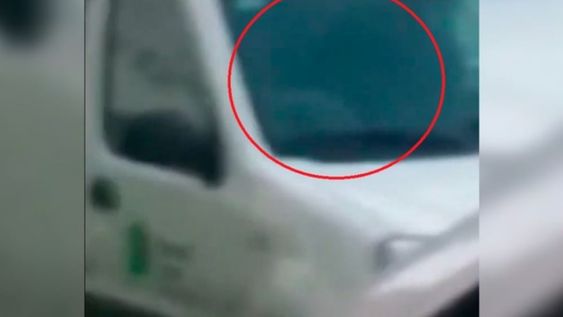 Filmaron a una pareja teniendo relaciones en una camioneta del Ministerio de Trabajo y a plena luz del día
