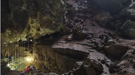 Los arqueólogos se muestran aquí trabajando en la cueva Tam Pa Ling en el noreste de Laos. (Fabrice Demeter)