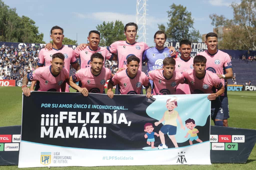Antes del inicio del partido, el plantel Azul posó con una pancarta especial en homenaje al Día de la Madre, que se celebra mañana. Este gesto fue un emotivo reconocimiento a todas las madres, mostrando el lado sensible de los protagonistas. 