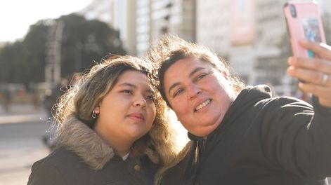 La adolescente cordobesa estuvo en el atelier del famoso diseñador Benito Fernández con su mamá Paola y ya tiene su modelo listo para festejar.