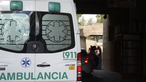 Médicos del SEC llegaron al lugar para asistirlo y lo trasladaron al Hospital Central donde lo diagnosticaron con politraumatismo y fractura del miembro inferior izquierdo.