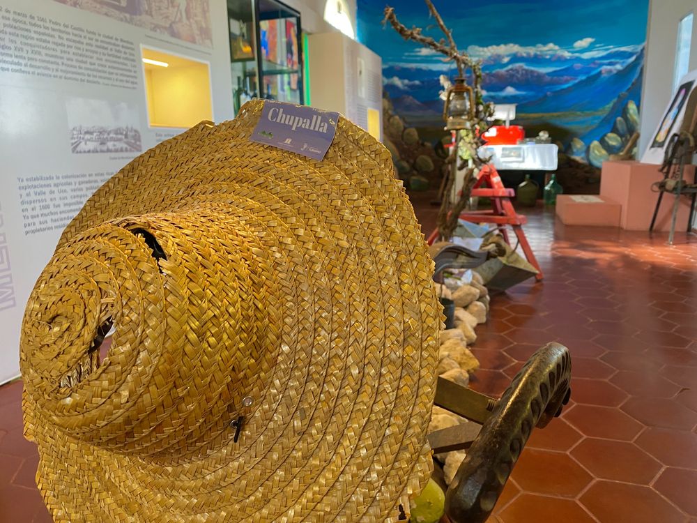 Algunos de los objetos que integran la muestra exhibida en el Museo Histórico Fuerte San Carlos.
