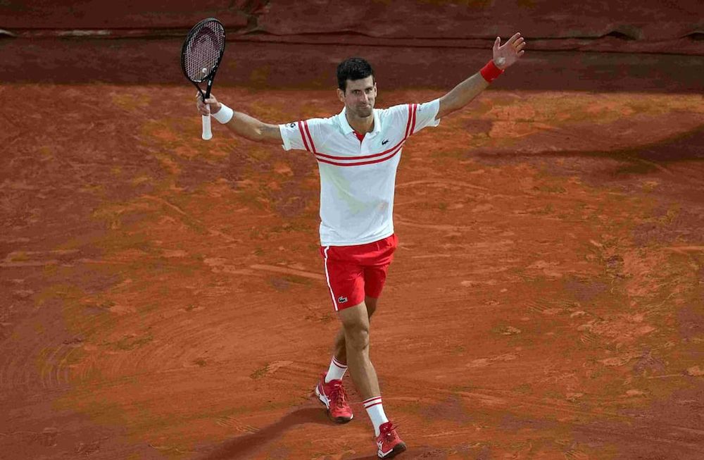 Novak Djokovic derrotó en un maratónico partido al español Rafael Nadal y definirá Roland Garros ante el griego Stefanos Tsitsipas. (AP)