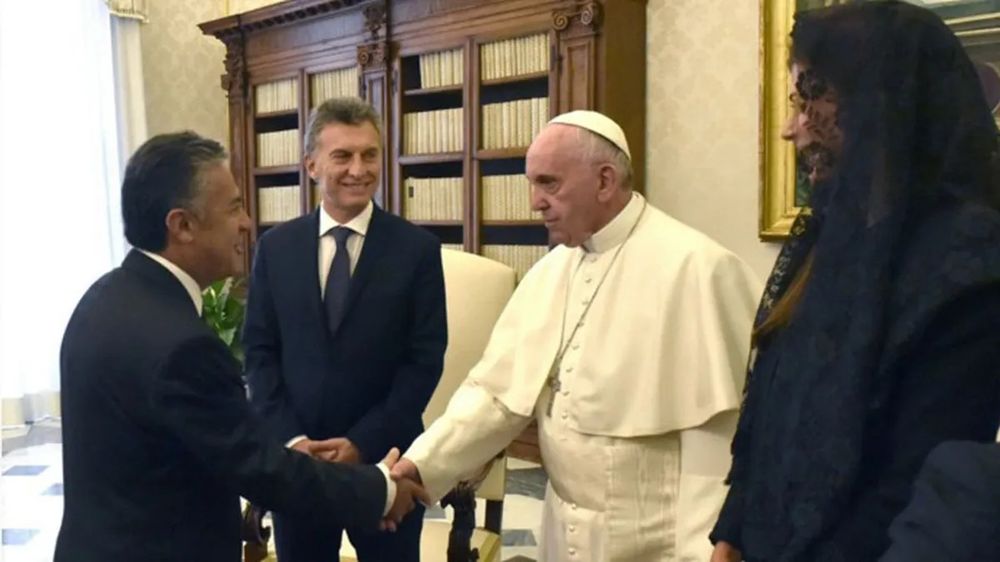 Alfredo Cornejo junto a Mauricio Macri y el papa Francisco en febrero de 2016