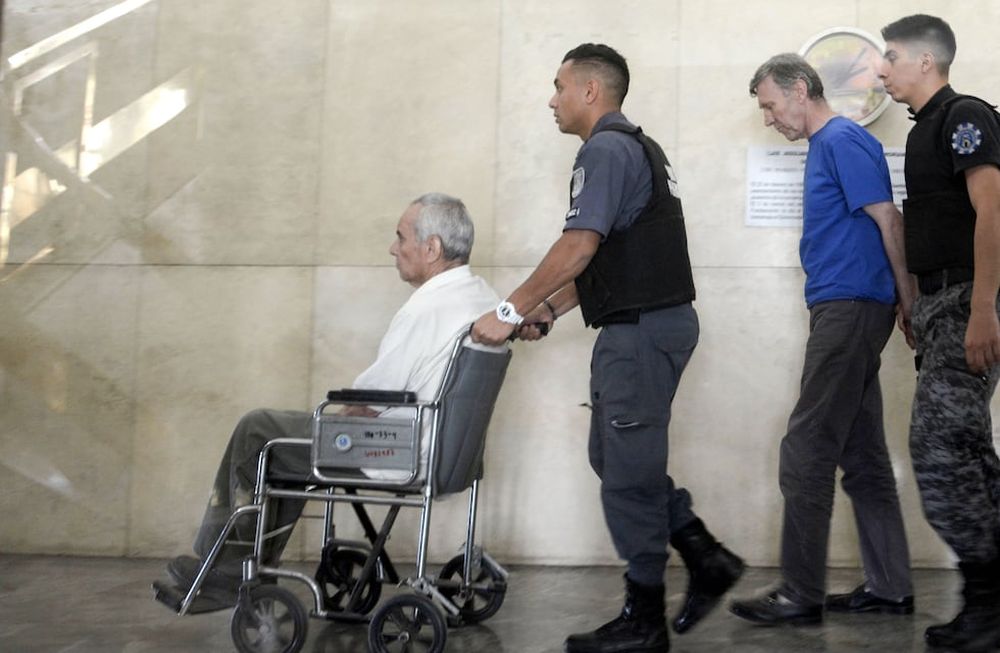 Corradi cumplió 84 años estando preso. Está muy avejentado y afrontará 8 nuevas imputaciones. Corbacho tiene 60 años y está alojado en Boulogne Sur Mer.