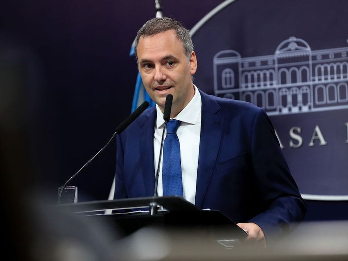 La motosierra no tiene nafta para Adorni: el vocero candidato tiene 250 empleados y $30 mil millones a mano.