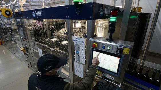 Por el momento las bodegas cuentan con un remanente de botellas para fraccionar, pero las soluciones no aparecen y hay temor por el futuro inmediato. / Foto: Claudio Gutiérrez