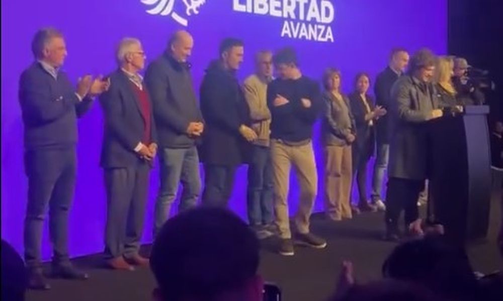 El breve cruce de miradas y los gestos entre Santiago Caputo y Luis Petri en el búnker de La Libertad Avanza no pasaron desapercibidos para usuarios de las redes.