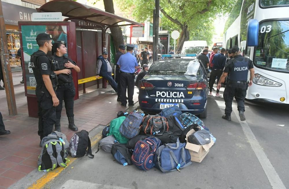 Video: feroz pelea entre sindicalistas mendocinos y cordobeses en pleno Centro de Mendoza