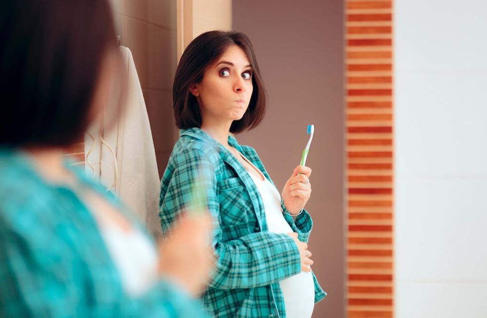 El aumento de estrógeno y progesterona que se experimenta durante el embarazo, puede provocar una mayor susceptibilidad de las encías a la placa bacteriana. Foto: 123rf