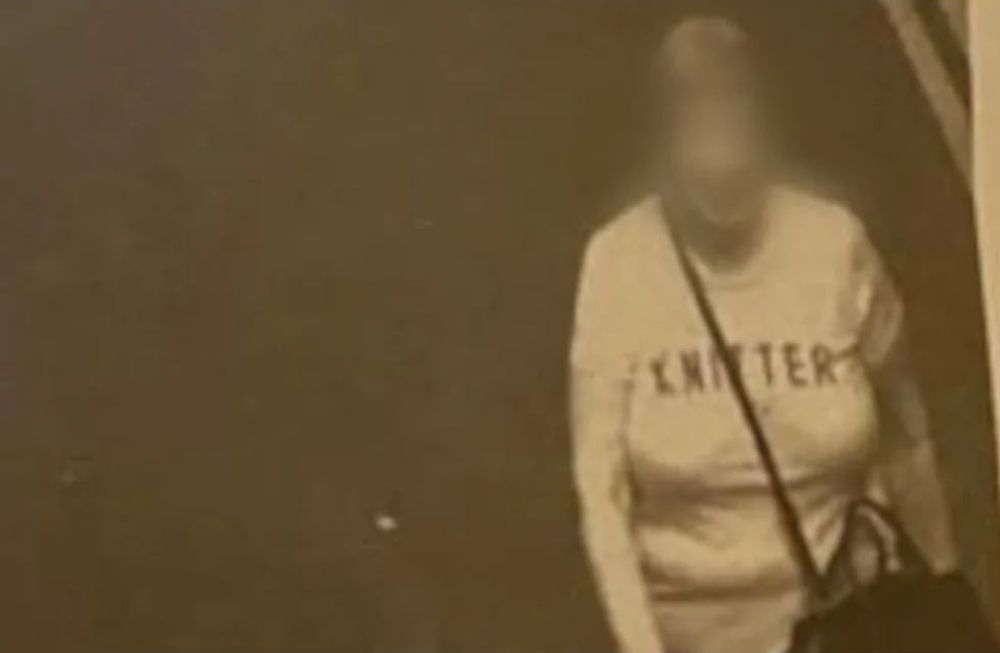 La remera de la mujer caminando sobre el carril donde transitas los colectivos decía KNITTER y la cámara captó KN19TER, casualmente la patente de un hombre de Londres.