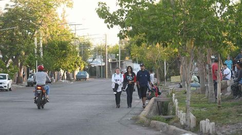 Los Andes | El feroz enfrentamiento de las últimas horas ocurrió sobre calle Padre Llorens, la principal del barrio capitalino. | Foto: José Gutiérrez / Los Andes