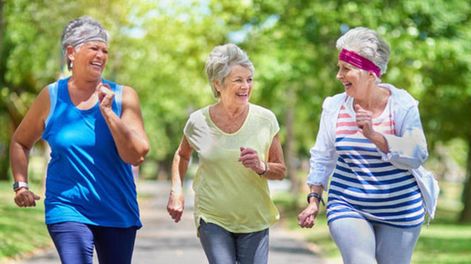 Este ejercicio trae muchos beneficios para las personas mayores de 60 años.