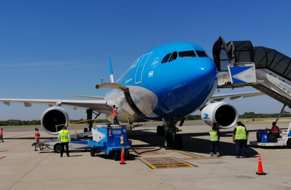 Aterrizó el avión con las vacunas Sputnik V y comienza el fraccionamiento para la distribución