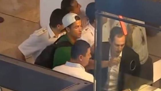 Fastidioso, Cristiano Ronaldo vivió una situación incómoda en el aeropuerto armenio de Erevan
