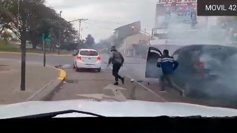 Los delincuentes, a bordo de una camioneta robada, fueron detenidos tras impactar con otros autos a la salida de la Panamericana. Foto Captura: X / @arielviano