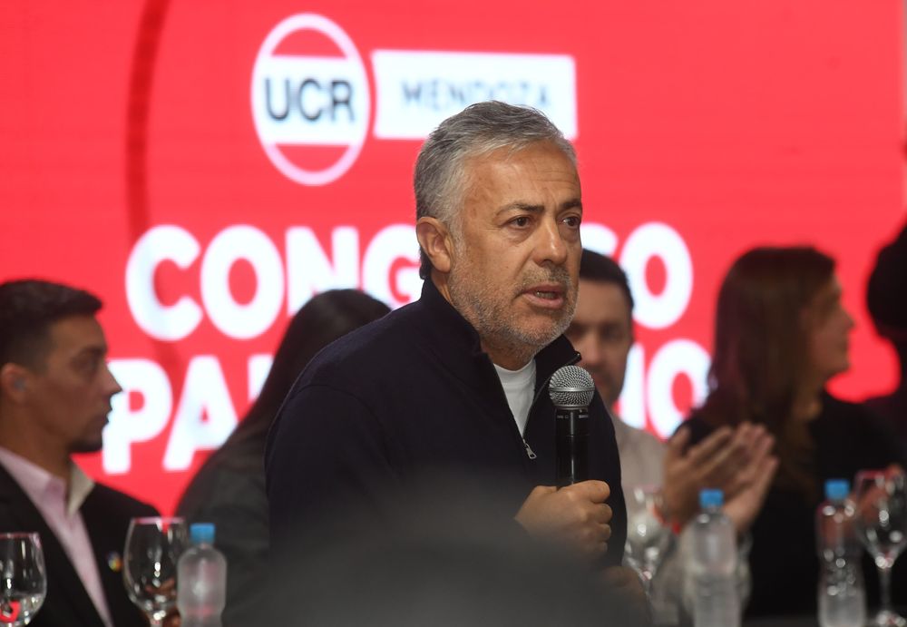 Alfredo Cornejo'nun Luis Petri'nin UCR Kongresi'ne katılmaması nedeniyle verdiği sert yanıt. Fotoğraflar: Ramiro Gomez