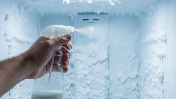 Esta mezcla no solo ayuda en la limpieza, sino que hace que el electrodoméstico funcione mejor y consuma menos energía.