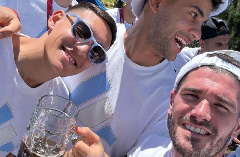 Rodrigo De Paul, Nahuel Molina y Cuti Romero festejando con el pueblo.