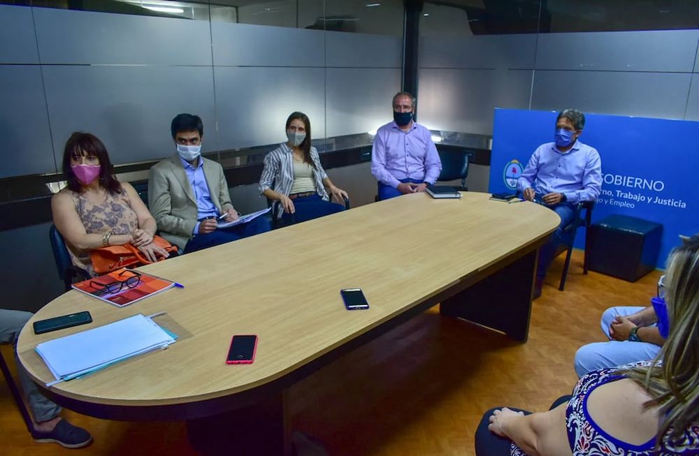 Los gremios de trabajadores estatales de Mendoza ahora deben decidir si aceptan la oferta salarial del Gobierno propuesta en reuniones paritarias. Prensa ATE