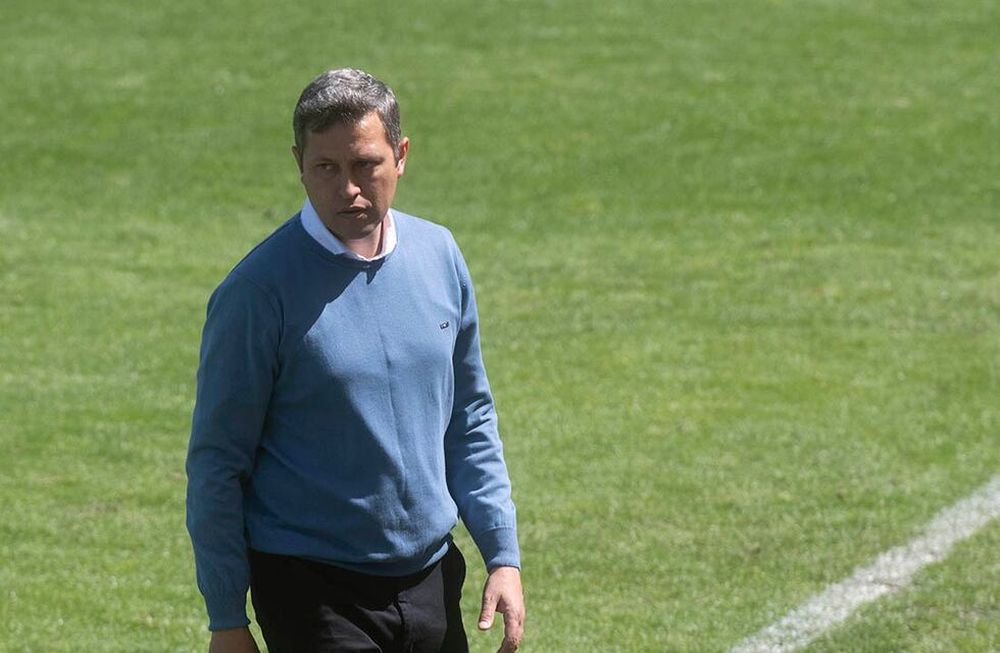 PUNTO ANÍMICO. El empate sobre la hora le hace bien al equipo, reflexionó el DT (¿cabulero?) que lució la misma vestimenta que en los dos partidos anteriores. Foto: Ignacio Blanco / Los Andes.