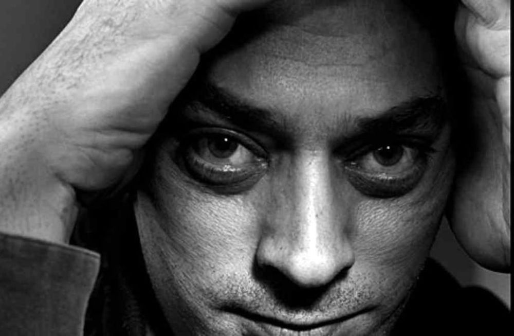 Aquel escritor, con aires de un actor francés, nos muestra el terrible paso de lo normal a la pesadilla.