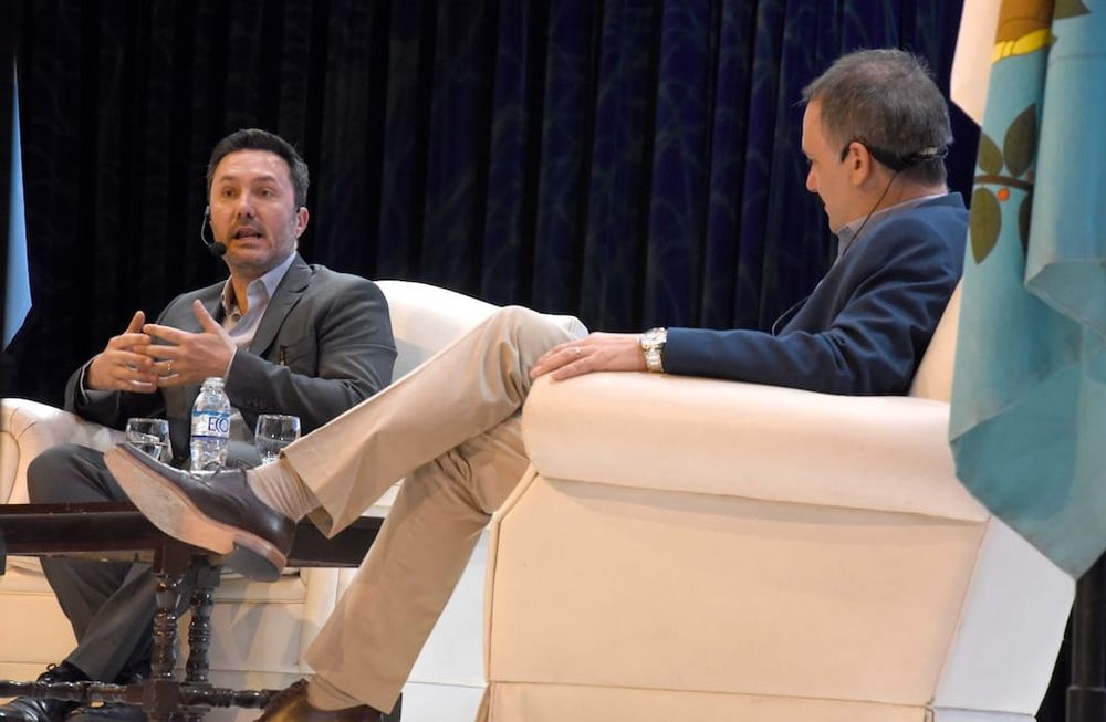 Luis Petri y Manuel Adorni en el Auditorio Ángel Bustelo.
