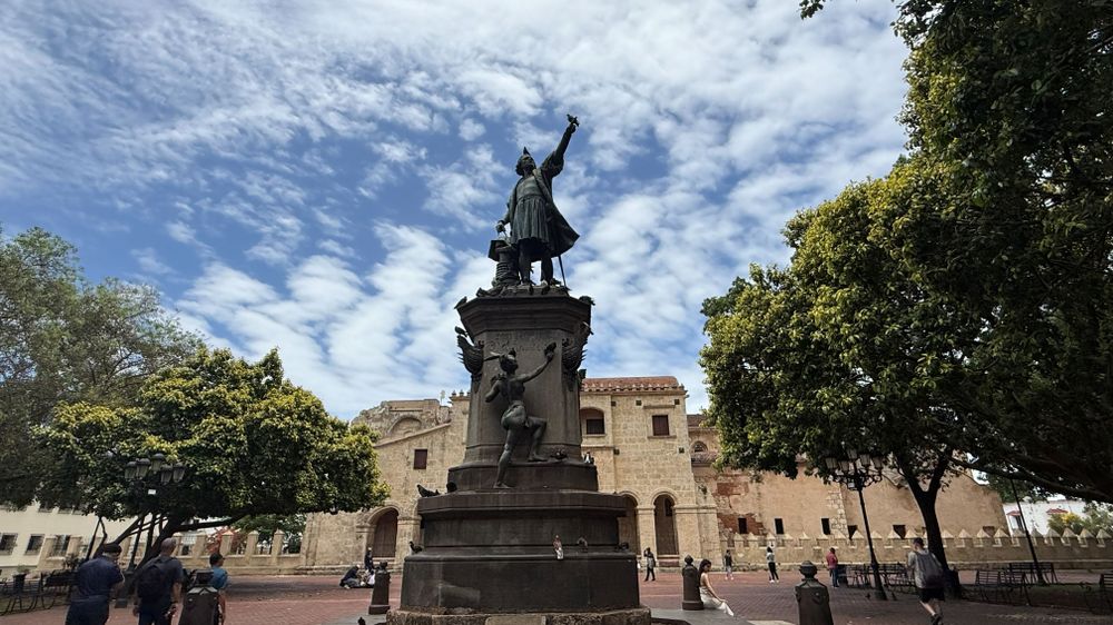 La plaza más concurrida de la Ciudad Colonial combina historia, bares y movimiento cultural durante todo el día.