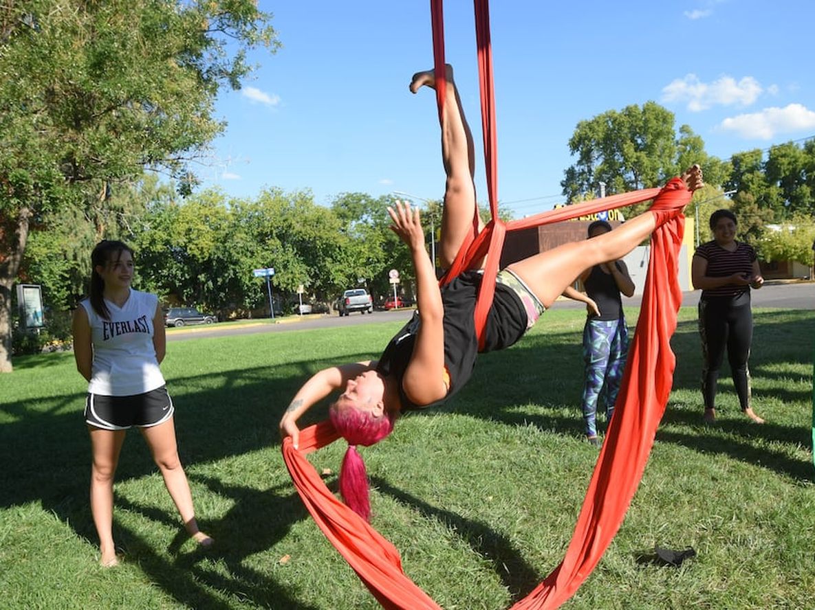 Los talleres de acrobacia en tela son una de las herramientas empleadas para contener a los jóvenes de la comuna y facilitarles la expresión artística. Foto: José Gutiérrez / Los Andes