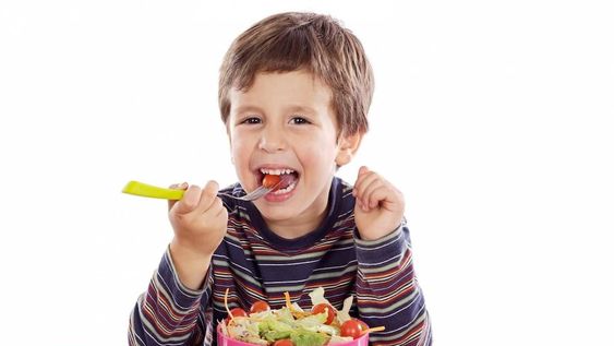 ¿Cómo lograr que los chicos tengan modales en la mesa?