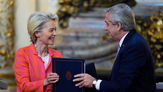 La presidenta de la Comisión Europea, Ursula von der Leyen, a la izquierda, y el presidente de Argentina, Alberto Fernández, intercambian carpetas durante una reunión en la casa de gobierno en Buenos Aires, Argentina, el martes 13 de junio de 2023. (AP Foto/Natacha Pisarenko)