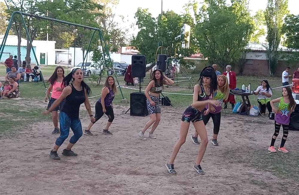 Las clases de Zumba fueron uno de los atractivos de la jornada, en el evento organizado para colaborar con el merendero Manitos Unidas. Foto: Prensa Ministerio de Seguridad