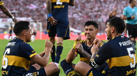 Leandro Paredes festeja el gol de penal con el que le dio el triunfo a Boca en el Monumental.