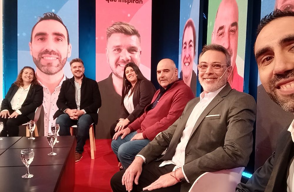 Damián, en primerísimo primer plano junto a los finalistas del concurso.     Todos tenemos alguna profesora o algún maestro que nos marcó y que siempre recordamos. El concurso “Docentes que inspiran”, organizado por Clarín & Zurich, busca reconocer a ese docente especial e invita a celebrar la educación de calidad.