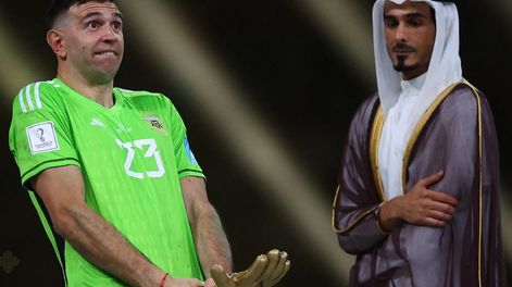 El arquero y su festejo tras recibir el trofeo al mejor arquero del Mundial en Qatar 2022. Foto: Gentileza / Fox Sports