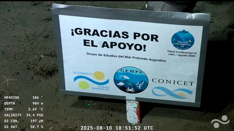 Gracias por el apoyo: el cartel de los científicos del Conicet en el fondo del mar.