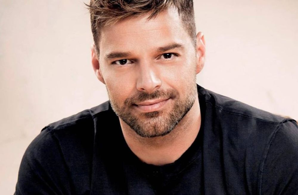 En una entrevista con People, el cantante puertorriqueño contó lo que sintió hace dos décadas atrás, cuando fue presionado a admitir su sexualidad.