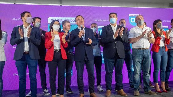 En el búnker Cambia Mendoza en el Hotel Aconcagua, el festejo después del resultado final de las elecciones del domingo. Foto: Ignacio Blanco / Los Andes