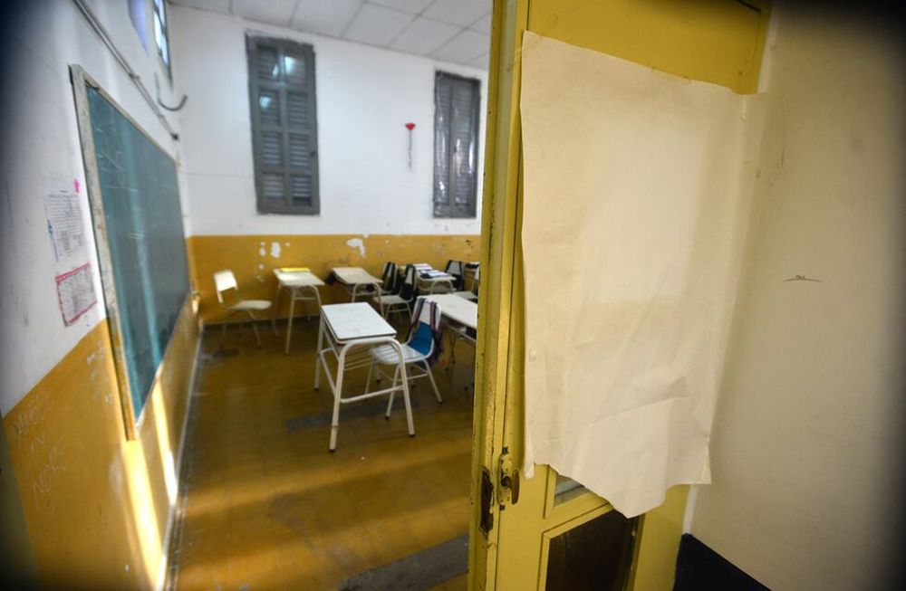 Escuela IPEM 152 Alejo Carmen Guzmán. No tiene vidrios en muchas puertas y ventanas, y tampoco calefacción en las aulas.  (Nicolás Bravo / La Voz)