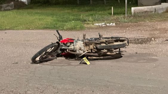 Un motociclista de 50 años murió tras perder el control y caer sobre el asfalto