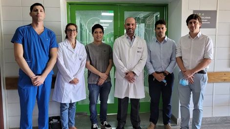 Los Andes | De izquierda a derecha el equipo responsable de la cirugía, Alejandro Sánchez, Laura Orlando, Pablo González, Gabriel Galdeano, Juan Manuel Carmona y Jorge Abdala.