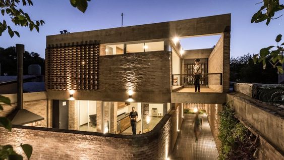 Un muro de ladrillo curvo que brinda calidez y privacidad