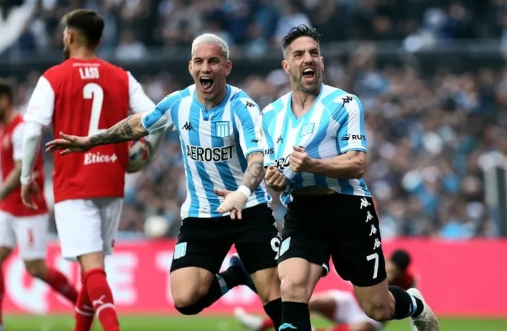 Hauche festeja junto a Copetti el gol de Racing
