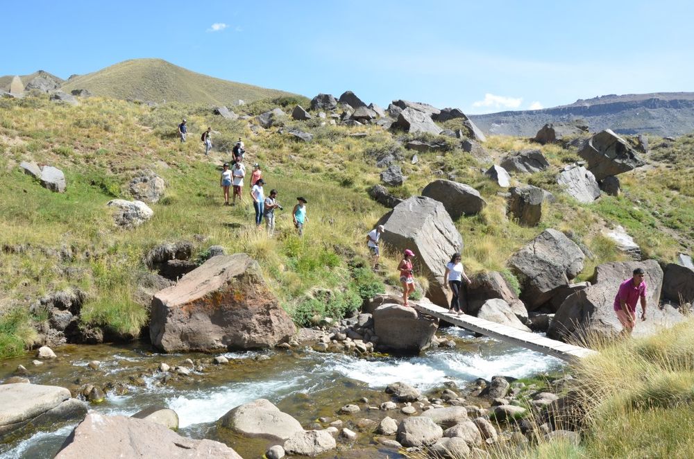 Premian a guías turísticos de Mendoza que concientizan sobre cuidado del agua y reciclan botellas de plástico. Foto: Gentileza