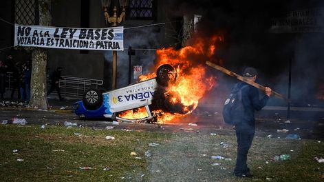 Los Andes | El móvil de Cadena 3 arde durante la protesta cerca del Congreso Nacional, el día en que los senadores debaten el proyecto de reforma económica del presidente argentino Javier Milei, conocido como Ley Bases. Foto NA: REUTERS/Mariana Nedelcu