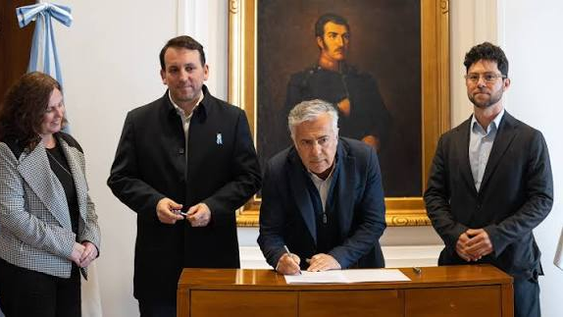 Alfredo Cornejo y Tadeo García Zalazar firman un convenio con el títular de la ONG Argentinos por la Educación, Víctor Volman.