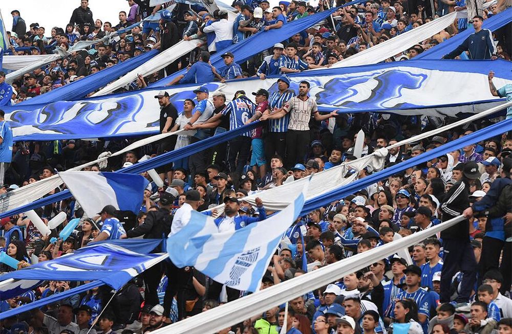Godoy Cruz cayó por penales con Banfield y quedó eliminado de la Copa Argentina.  Su gente respondió con creces en la provincia de San Luis. / Mariana Villa (Los Andes).